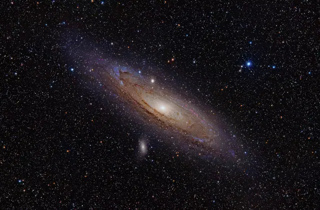 Az Androméda-galaxis (M31) az M32 és az M110 kísérőkkel