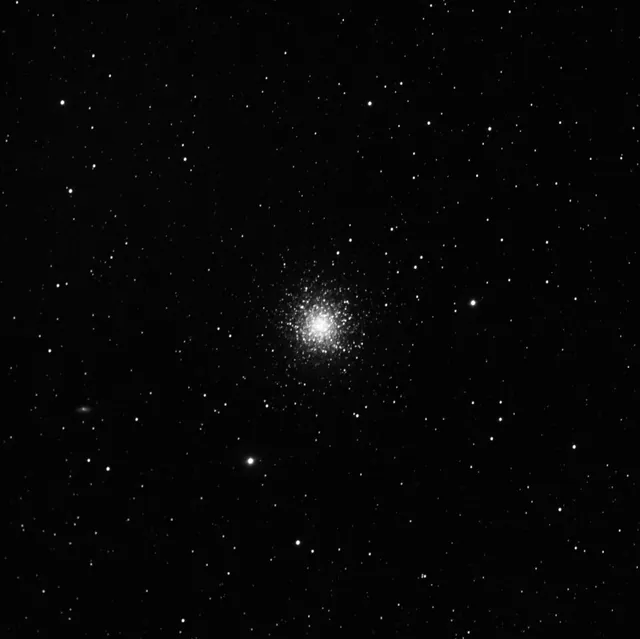 Az M13 gömbhalmaz a Herkulesben; 20 cm-es tükörrel már felbomlik