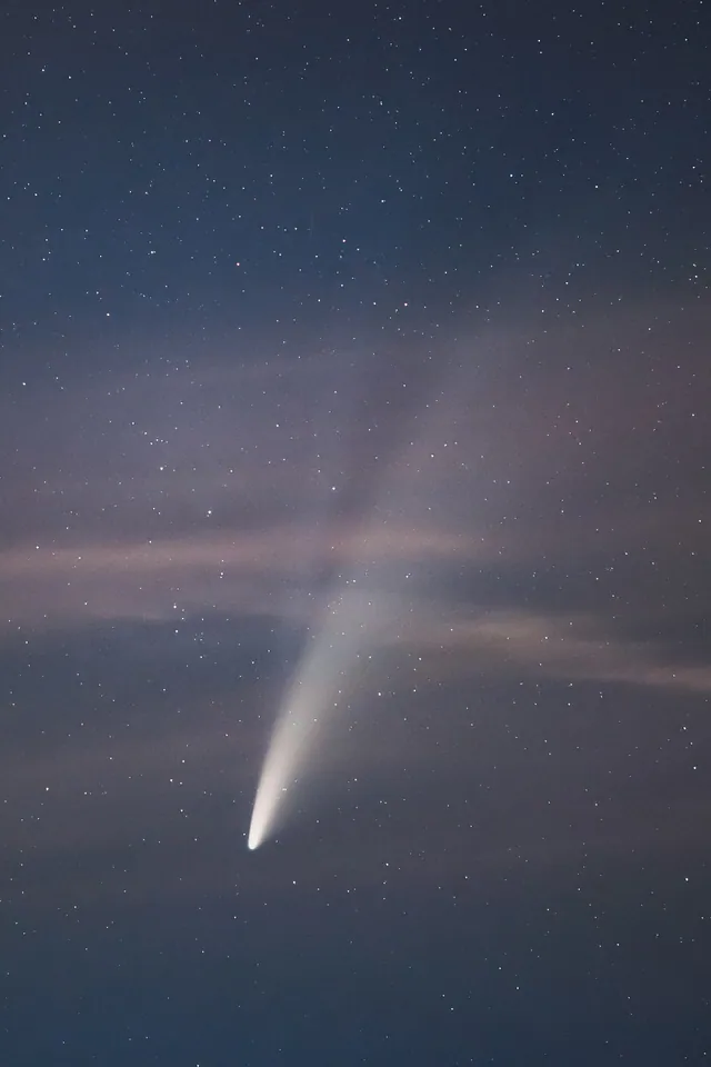 A NEOWISE-üstökös 2020 júliusában, az esti szürkületben