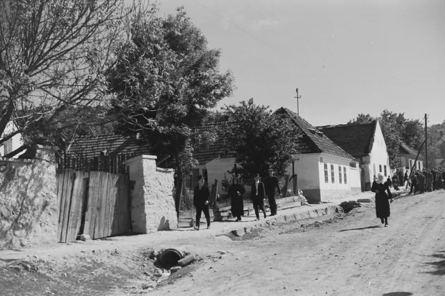 Bakonybél, Fő utca, 1939. A kővölgyi Fő utca képeslapjainak legközelebbi párja.