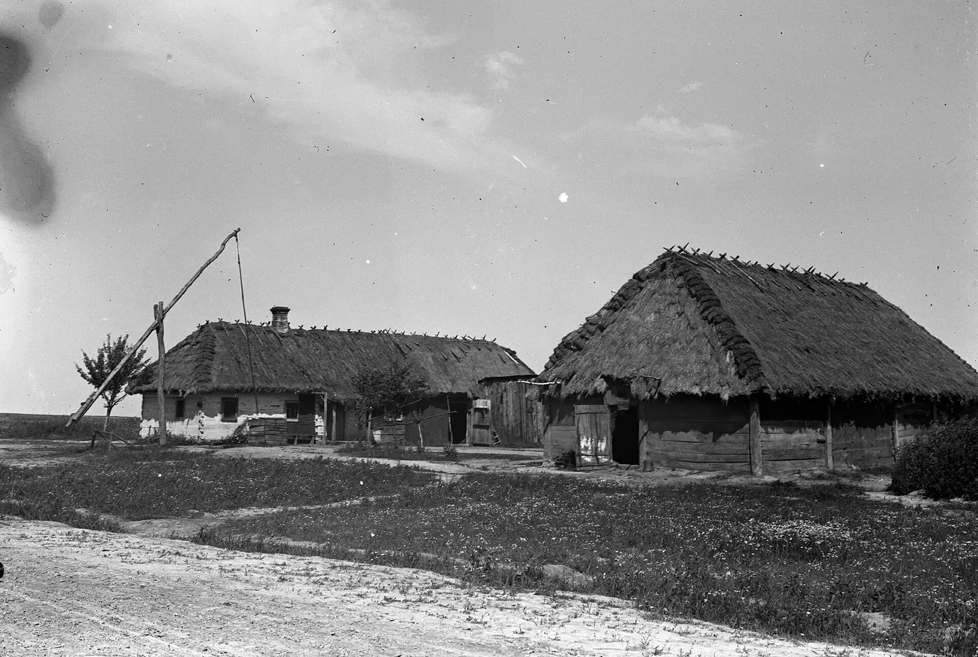 A kiállítás egyik vezérképe: gémeskút és nádtetős tanya 1914-ből.
