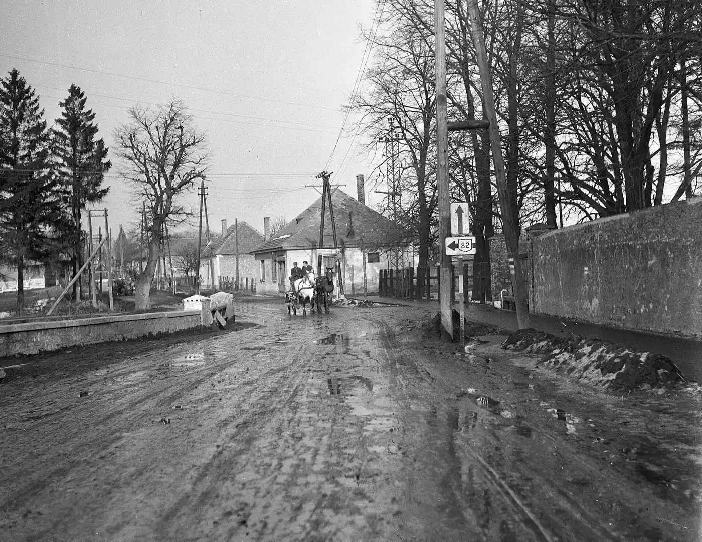 Zirc, Köztársaság utca a Cuha-patak hídjánál, 1958 (Fortepan / UVATERV). A kővölgyi kisvasút ide, a zirci vonalhoz csatlakozott volna.