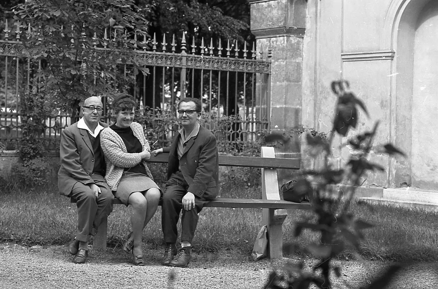 Két férfi és egy nő a padon, Zirc, 1970. A kapu előtti kispad volt a falusi beszélgetések és az első adatközlőim helye.