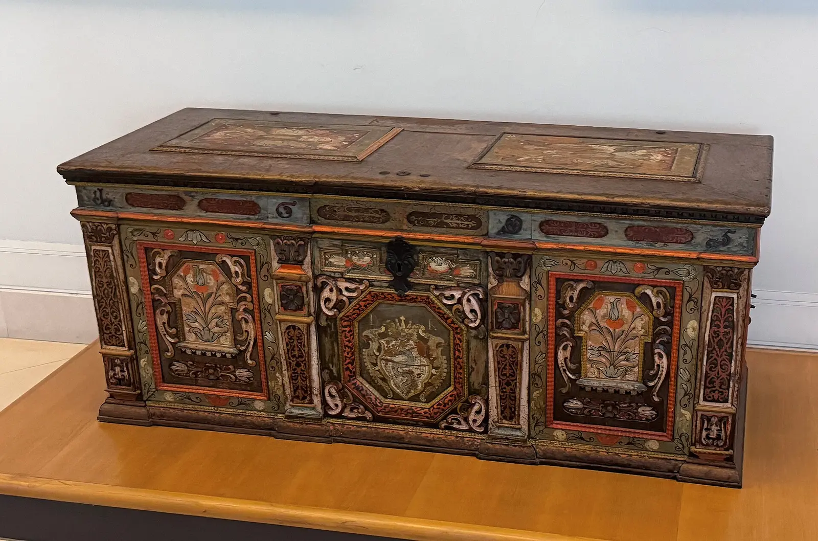 Budapest, Hungarian National Museum, painted chest, 1695