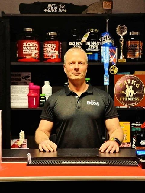 Személyi edző a Patkó Fitness recepciójánál, Budaörsön
