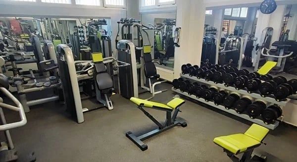 Erősítő gépek a Patkó Fitness edzőtermben, Budaörsön