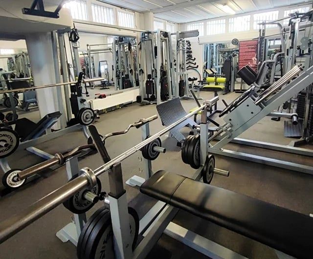 Fekvenyomó pad és Hoist erősítő gépek a Patkó Fitness termében