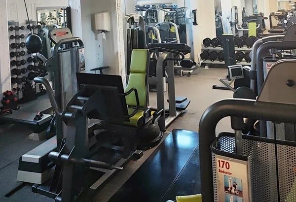 Lábtoló és lábnyitó gép a Patkó Fitness erősítő géppark részén